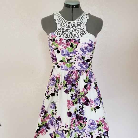 Dresses & Skirts - Mini feminine floral dress